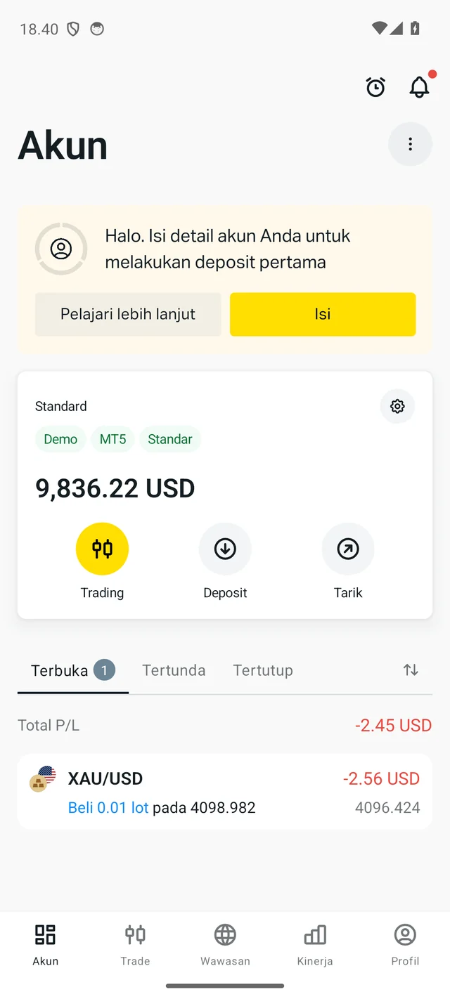 Aplikasi Exness Trade dalam bahasa Indonesia yang menampilkan posisi emas XAU/USD terbuka sebesar 0.01 lot di akun demo